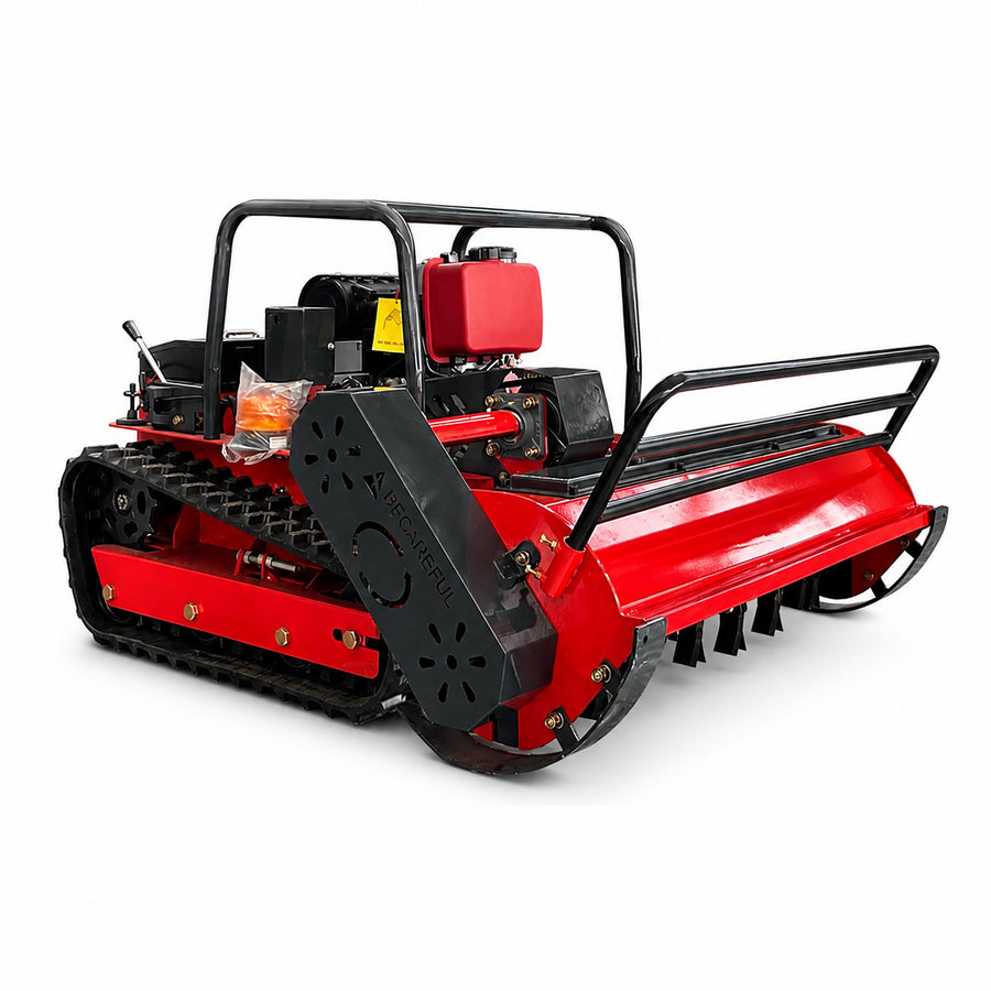 Falciatrice a martelli cingolata ibrida diesel GreenShine GST-1200 su sfondo bianco