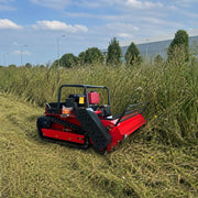 Falciatrice a flagelli cingolata diesel GreenShine e GST-1200 al lavoro su erba incolta