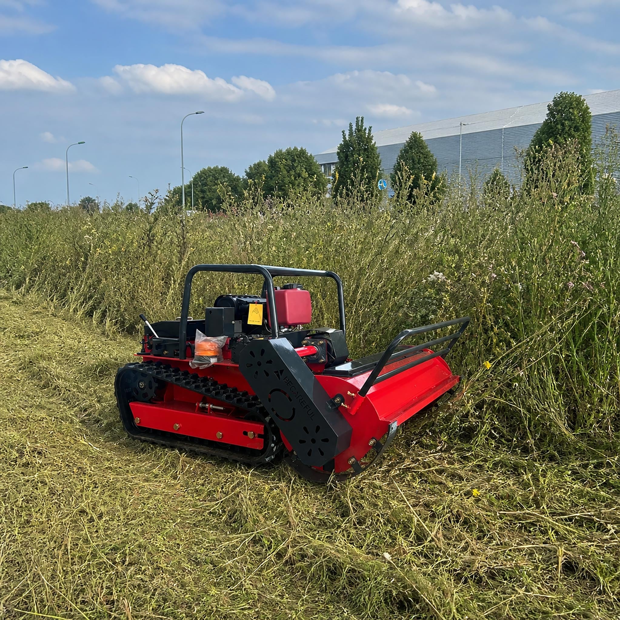 Falciatrice a flagelli cingolata diesel GreenShine e GST-1200 al lavoro su erba incolta