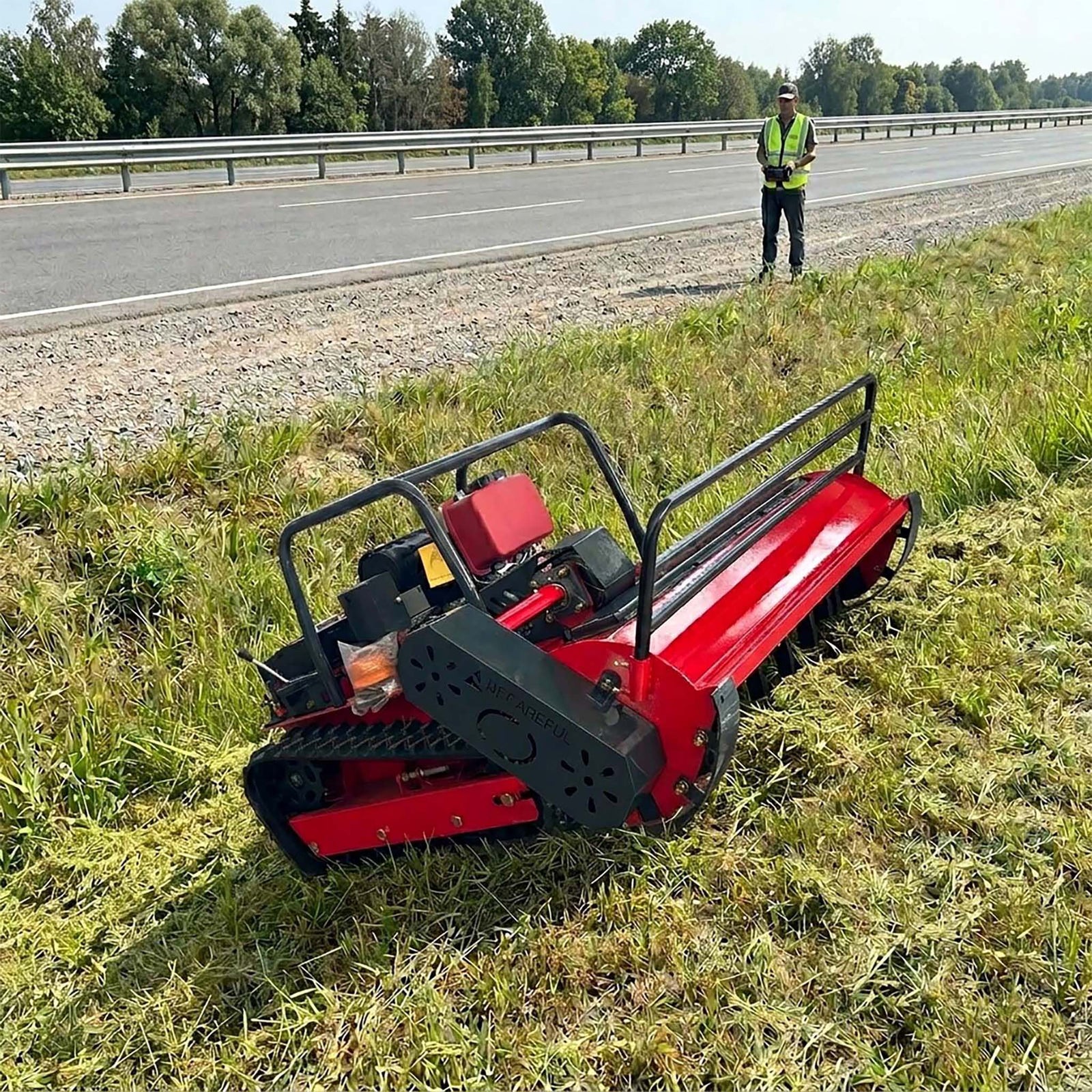 GreenShine GST-1200: falciatrice a martelli cingolata telecomandata con operatore a distanza di sicurezza